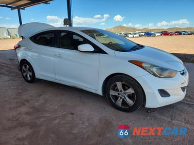 Czwarte zdjęcie samochodu z boku: 2011 HYUNDAI ELANTRA GLS VIN:5NPDH4AE4BH050790 - miniatura