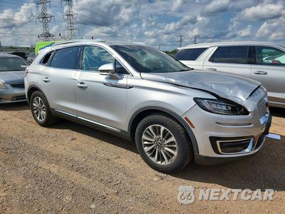 Czwarte zdjęcie samochodu z boku: 2019 LINCOLN NAUTILUS SELECT VIN:2LMPJ6K95KBL17378 - miniatura