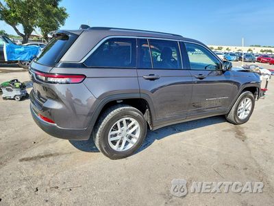 Trzecie zdjęcie samochodu z tyłu: 2023 JEEP GRAND CHEROKEE LAREDO VIN:1C4RJGAG1PC633298 - miniatura