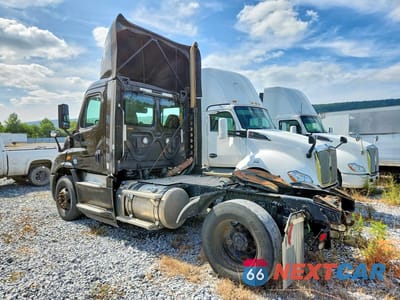 Drugie zdjęcie samochodu z przodu: 2017 FREIGHTLINER CASCADIA 113 SEMI TRUCK VIN:1FUBGBDV3HLHH2581 - miniatura