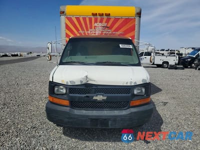 Piąte zdjęcie samochodu w środku: 2004 CHEVROLET EXPRESS BOX TRUCK VIN:1GBJG31U341159733 - miniatura