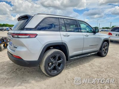 Trzecie zdjęcie samochodu z tyłu: 2025 JEEP GRAND CHEROKEE LIMITED VIN:1C4RJGBG6SC314423 - miniatura