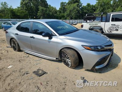 Czwarte zdjęcie samochodu z boku: 2022 TOYOTA CAMRY HYBRID SE NIGHTSHADE VIN:4T1G31AKXNU040481 - miniatura