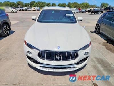 Piąte zdjęcie samochodu w środku: 2017 MASERATI LEVANTE LUXURY VIN:ZN661XUL3HX210825 - miniatura