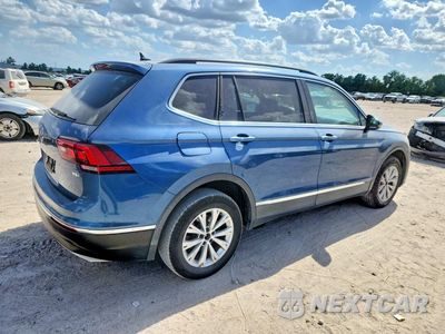Trzecie zdjęcie samochodu z tyłu: 2018 VOLKSWAGEN TIGUAN SE VIN:3VV3B7AX1JM095695 - miniatura