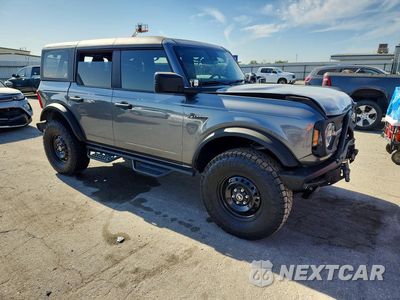 Czwarte zdjęcie samochodu z boku: 2022 FORD BRONCO BASE VIN:1FMEE5DH8NLB53084 - miniatura