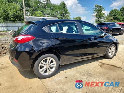 Trzecie zdjęcie samochodu z tyłu: 2019 CHEVROLET CRUZE LS VIN:3G1BC6SM0KS536051 - miniatura