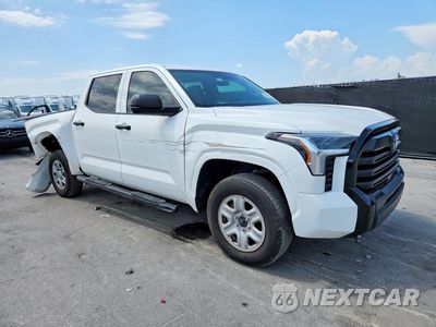Czwarte zdjęcie samochodu z boku: 2024 TOYOTA TUNDRA SR VIN:5TFKB5DB3RX174838 - miniatura