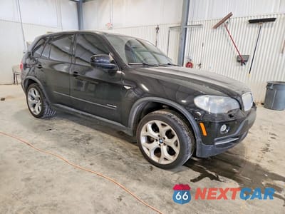 Czwarte zdjęcie samochodu z boku: 2010 BMW X5 XDRIVE48I VIN:5UXFE8C57AL311456 - miniatura