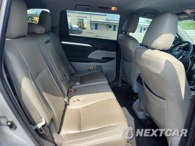 Zdjęcie 10 z 12 samochodu: 2019 TOYOTA HIGHLANDER LE VIN:5TDBZRFH8KS983817 - miniatura