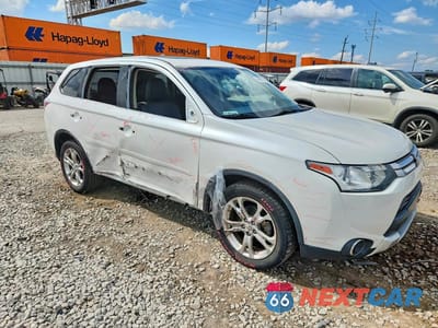 Czwarte zdjęcie samochodu z boku: 2015 MITSUBISHI OUTLANDER SE VIN:JA4AD3A34FZ004408 - miniatura
