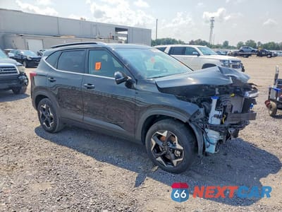 Czwarte zdjęcie samochodu z boku: 2025 KIA SELTOS EX VIN:KNDERCAA6S7813194 - miniatura