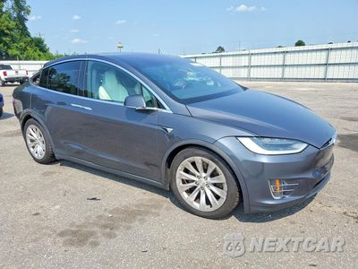Czwarte zdjęcie samochodu z boku: 2018 TESLA MODEL X VIN:5YJXCBE26JF137717 - miniatura