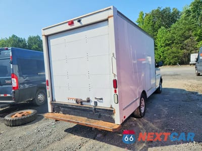 Trzecie zdjęcie samochodu z tyłu: 2019 GMC SAVANA BOX TRUCK VIN:1GDY7RFP3K1332191 - miniatura