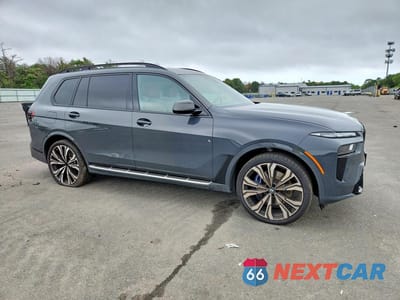 Czwarte zdjęcie samochodu z boku: 2024 BMW X7 XDRIVE40I VIN:5UX23EM03R9U30622 - miniatura