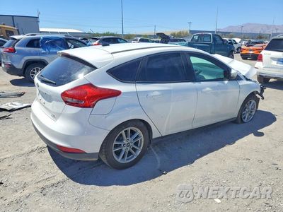 Trzecie zdjęcie samochodu z tyłu: 2016 FORD FOCUS SE VIN:1FADP3K24GL204697 - miniatura