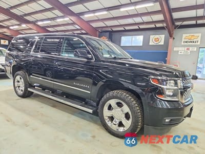 Czwarte zdjęcie samochodu z boku: 2019 CHEVROLET SUBURBAN K1500 LT VIN:1GNSKHKC4KR150174 - miniatura