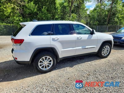 Trzecie zdjęcie samochodu z tyłu: 2022 JEEP GRAND CHEROKEE LAREDO E VIN:1C4RJFAG5NC117033 - miniatura