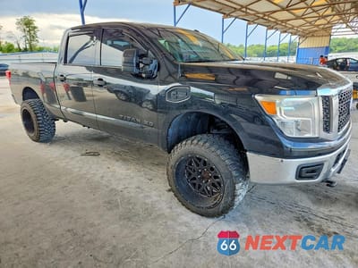 Czwarte zdjęcie samochodu z boku: 2017 NISSAN TITAN XD SV VIN:1N6BA1F36HN568391 - miniatura