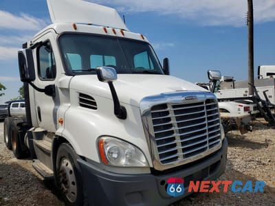 Czwarte zdjęcie samochodu z boku: 2019 FREIGHTLINER CASCADIA 113 VIN:3AKJGBDVXKDJW2125 - miniatura