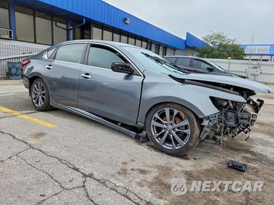 Czwarte zdjęcie samochodu z boku: 2018 NISSAN ALTIMA 2.5 SR VIN:1N4AL3AP3JC203933 - miniatura