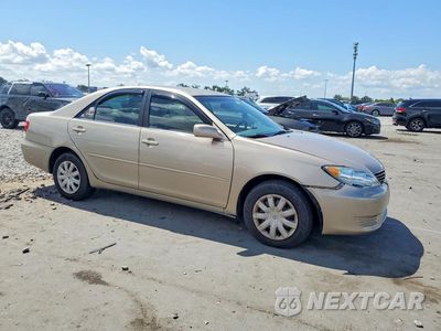 Czwarte zdjęcie samochodu z boku: 2005 TOYOTA CAMRY LE VIN:4T1BE32K95U035349 - miniatura