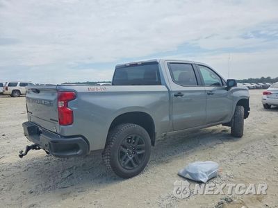 Trzecie zdjęcie samochodu z tyłu: 2025 CHEVROLET SILVERADO K1500 TRAIL BOSS CUSTOM VIN:3GCUKCED7SG116447 - miniatura