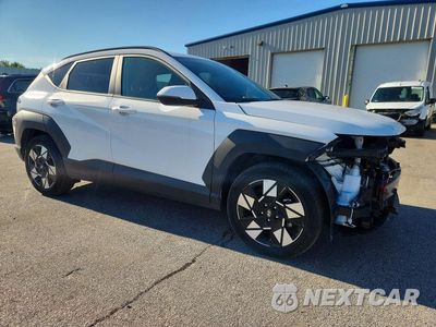 Czwarte zdjęcie samochodu z boku: 2025 HYUNDAI KONA SEL VIN:KM8HB3ABXSU329715 - miniatura