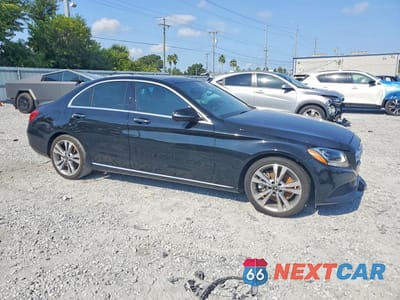 Czwarte zdjęcie samochodu z boku: 2018 MERCEDES-BENZ C 300 VIN:55SWF4JBXJU236513 - miniatura