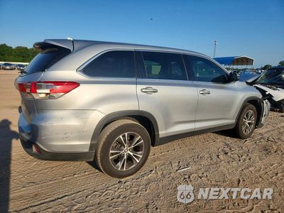 Trzecie zdjęcie samochodu z tyłu: 2019 TOYOTA HIGHLANDER LE PLUS VIN:5TDZZRFH1KS369898 - miniatura