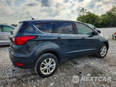 Trzecie zdjęcie samochodu z tyłu: 2019 FORD ESCAPE SE VIN:1FMCU9GD7KUC06793 - miniatura