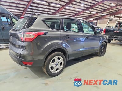Trzecie zdjęcie samochodu z tyłu: 2018 FORD ESCAPE S VIN:1FMCU0F7XJUA18842 - miniatura