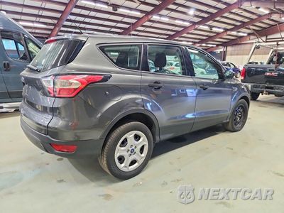 Trzecie zdjęcie samochodu z tyłu: 2018 FORD ESCAPE S VIN:1FMCU0F7XJUA18842 - miniatura
