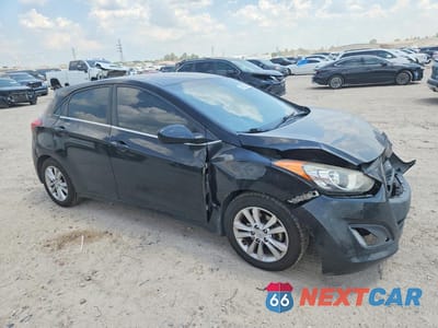 Czwarte zdjęcie samochodu z boku: 2013 HYUNDAI ELANTRA GT BASE VIN:KMHD35LE0DU079483 - miniatura