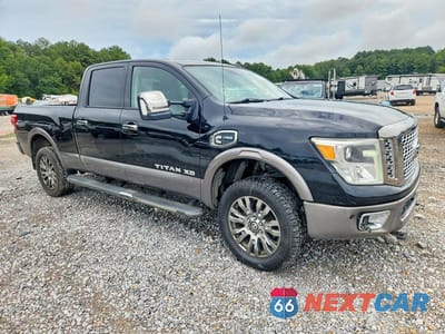 Czwarte zdjęcie samochodu z boku: 2016 NISSAN TITAN XD PLATINUM RESERVE VIN:1N6BA1F4XGN515734 - miniatura