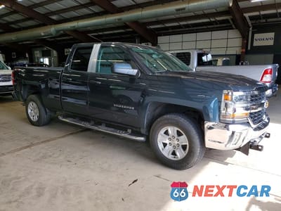 Czwarte zdjęcie samochodu z boku: 2017 CHEVROLET SILVERADO K1500 LT VIN:1GCVKREH3HZ399786 - miniatura