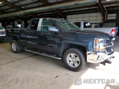 Czwarte zdjęcie samochodu z boku: 2017 CHEVROLET SILVERADO K1500 LT VIN:1GCVKREH3HZ399786 - miniatura