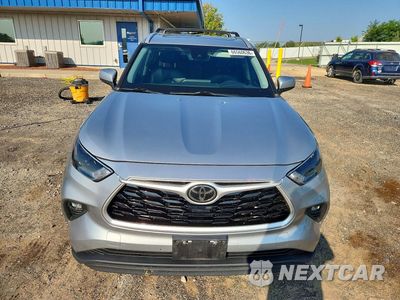 Piąte zdjęcie samochodu w środku: 2022 TOYOTA HIGHLANDER XLE VIN:5TDGZRBH1NS561131 - miniatura