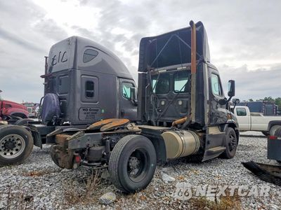Trzecie zdjęcie samochodu z tyłu: 2017 FREIGHTLINER CASCADIA 113 SEMI TRUCK VIN:1FUBGBDV2HLHH2247 - miniatura
