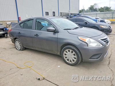Czwarte zdjęcie samochodu z boku: 2018 NISSAN VERSA S VIN:3N1CN7AP6JL839516 - miniatura