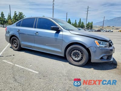 Czwarte zdjęcie samochodu z boku: 2014 VOLKSWAGEN JETTA BASE VIN:3VW2K7AJ7EM372312 - miniatura