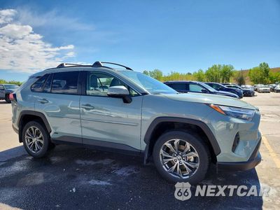 Czwarte zdjęcie samochodu z boku: 2023 TOYOTA RAV4 XLE PREMIUM VIN:JTMB6RFV9PD542831 - miniatura