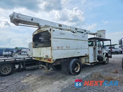 Trzecie zdjęcie samochodu z tyłu: 2003 INTERNATIONAL 4300 FORESTRY BUCKET TRUCK VIN:3HTMMAAN93N586640 - miniatura