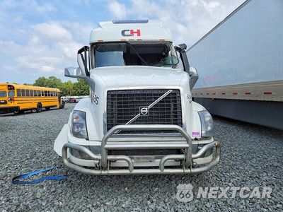 Piąte zdjęcie samochodu w środku: 2016 VOLVO VNL SEMI TRUCK VIN:4V4NC9EH8GN950138 - miniatura