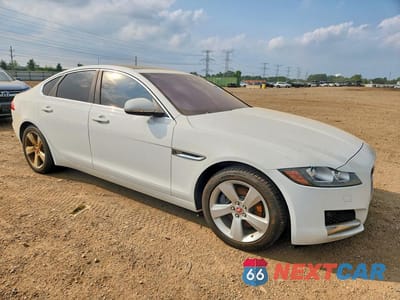 Czwarte zdjęcie samochodu z boku: 2018 JAGUAR XF VIN:SAJBR4FX1JCY69492 - miniatura