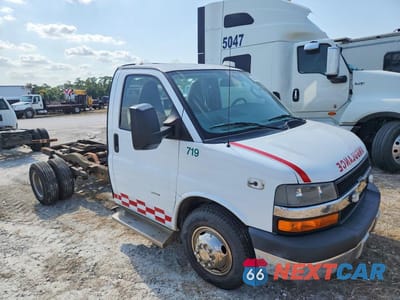Czwarte zdjęcie samochodu z boku: 2020 CHEVROLET EXPRESS G3500 VIN:1GB3GRCG4L1269482 - miniatura