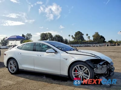 Czwarte zdjęcie samochodu z boku: 2015 TESLA MODEL S P90D VIN:5YJSA1V43FF100935 - miniatura