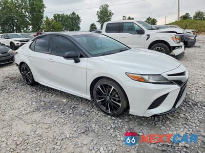 Czwarte zdjęcie samochodu z boku: 2018 TOYOTA CAMRY XSE VIN:4T1B61HK3JU132663 - miniatura