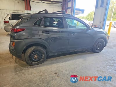 Trzecie zdjęcie samochodu z tyłu: 2018 HYUNDAI KONA SEL VIN:KM8K2CAA5JU098024 - miniatura