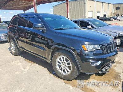 Czwarte zdjęcie samochodu z boku: 2020 JEEP GRAND CHEROKEE LAREDO VIN:1C4RJFAG0LC335152 - miniatura